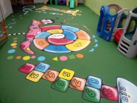 /album/galeria-de-fotos/calcada-girafa-amarelinha-etrilha-sensorial7-2-jpg/